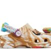 Cinnamon Toast Crunch x Classic All-Terrain Clog pentru copii mici Cinnamon Toast Crunch x Classic All-Terrain Clog pentru copii mici
