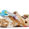 Cinnamon Toast Crunch x Classic All-Terrain Clog pentru copii mici Cinnamon Toast Crunch x Classic All-Terrain Clog pentru copii mici