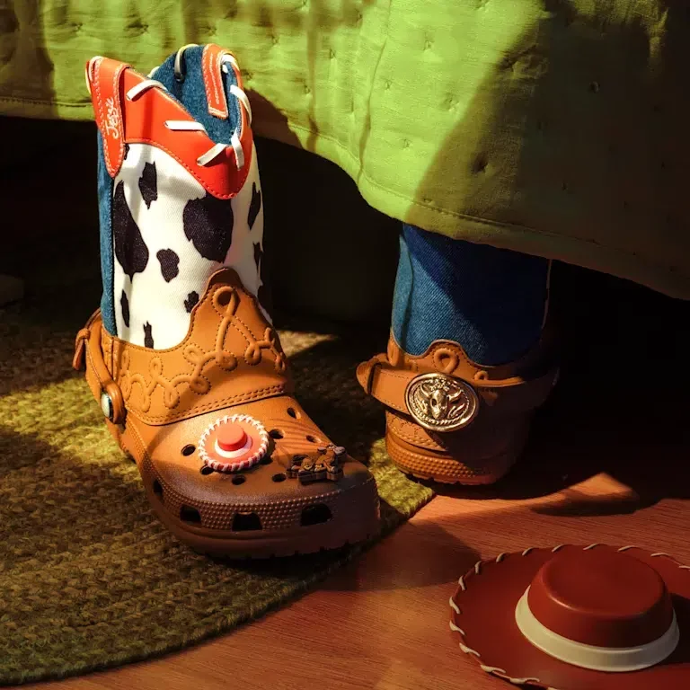 Cizme Jessie din „Toy Story” de la Disney și Pixar Cizme Jessie din „Toy Story” de la Disney și Pixar