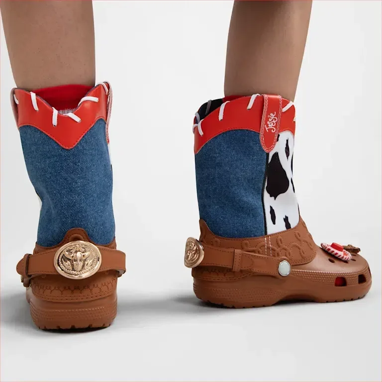 Cizme Jessie din „Toy Story” de la Disney și Pixar Cizme Jessie din „Toy Story” de la Disney și Pixar