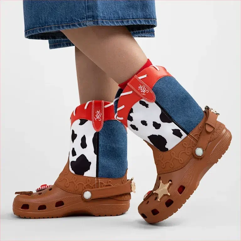 Cizme Jessie din „Toy Story” de la Disney și Pixar Cizme Jessie din „Toy Story” de la Disney și Pixar