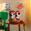 Cizme Jessie din „Toy Story” de la Disney și Pixar Cizme Jessie din „Toy Story” de la Disney și Pixar