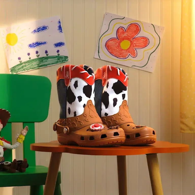 Cizme Jessie din „Toy Story” de la Disney și Pixar Cizme Jessie din „Toy Story” de la Disney și Pixar