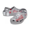 Coca-Cola x Crocs Crossover Light X Sandale unisex casual cu pantofi fără toc pentru activități în aer liber, de culoare gri