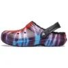 Crocs Classic Tie-Dye Stay Warm Cozy – papuci de casă sport unisex, violet și roșu