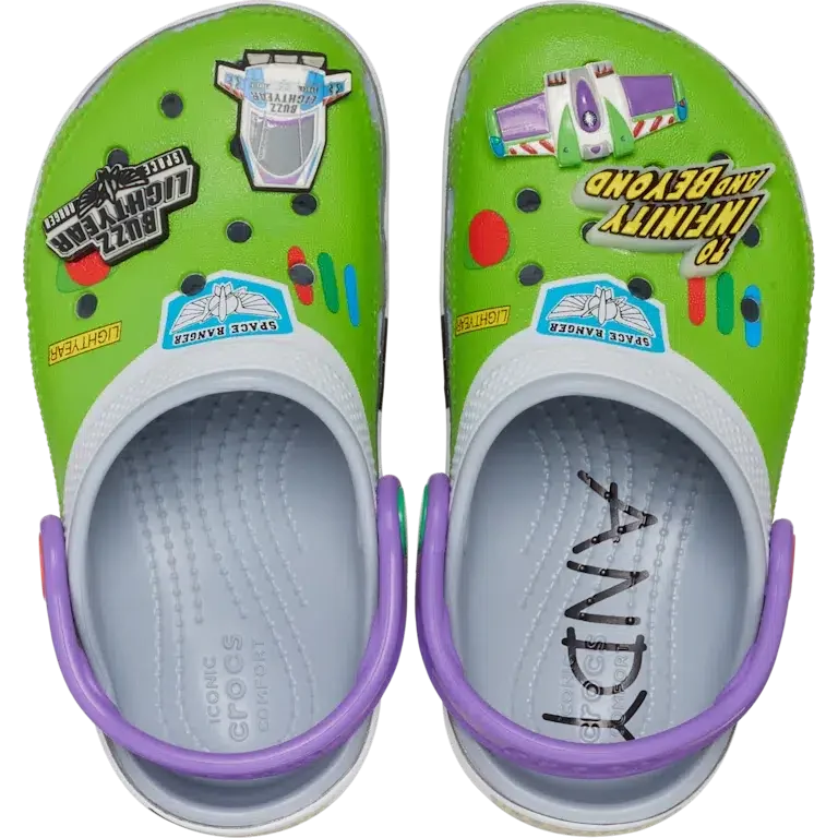 Sabotul Classic Clog „Buzz” din seria „Toy Story” de la Disney Pixar pentru copii mici Sabotul Classic Clog „Buzz” din seria „Toy Story” de la Disney Pixar pentru copii mici