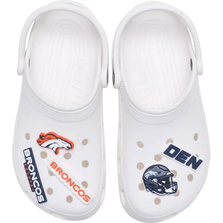 Set de 5 brelocuri Jibbitz™ pentru încălțăminte cu tema Denver Broncos din NFL Set de 5 brelocuri Jibbitz™ pentru încălțăminte cu tema Denver Broncos din NFL