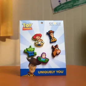 Set de 5 brelocuri Jibbitz™ pentru încălțăminte „Toy Story” de la Disney Pixar