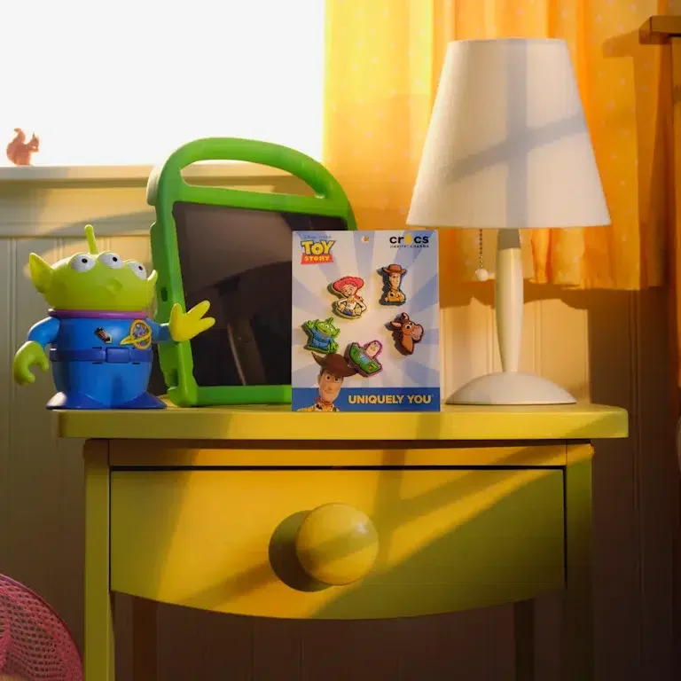 Set de 5 brelocuri Jibbitz™ pentru încălțăminte „Toy Story” de la Disney Pixar Set de 5 brelocuri Jibbitz™ pentru încălțăminte „Toy Story” de la Disney Pixar