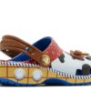 Toy Story x Classic Clog pentru copii mici „Woody” Toy Story x Classic Clog pentru copii mici „Woody”